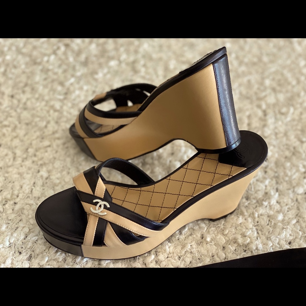 CHANEL Platform Sandal in beige & black - size 8